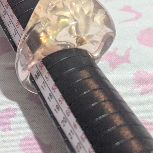 Floral Resin Ring - Picture 4 of 4